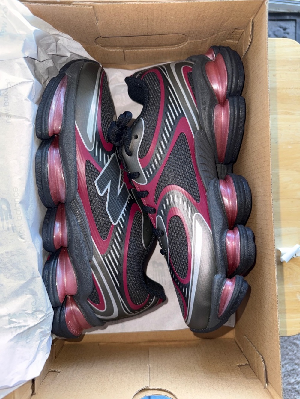 New Balance ABZORB 2000 – Black/Cement/Podium Red    7Y 7M 8.5W